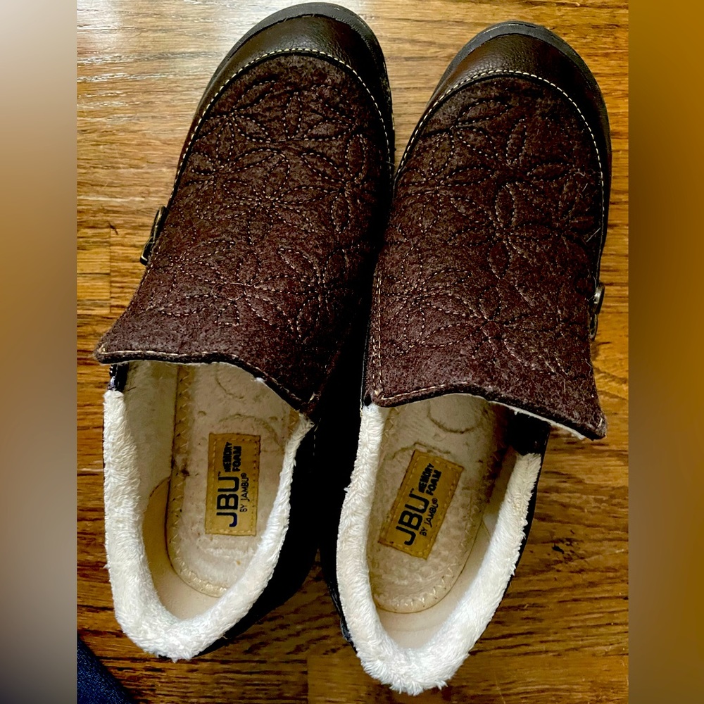 JBU clogs worn only a few times, too big. Lined, very soft and warm. Origi box.